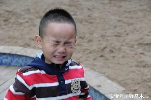 用水冲|3岁孩子把石灰撒进眼睛里,妈妈不敢用水冲洗,事后医生骂无知