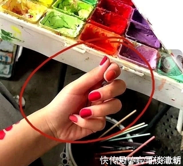 口红#只有美术生才“敢做”的事情,网友懵了:这口红你真敢擦嘴上