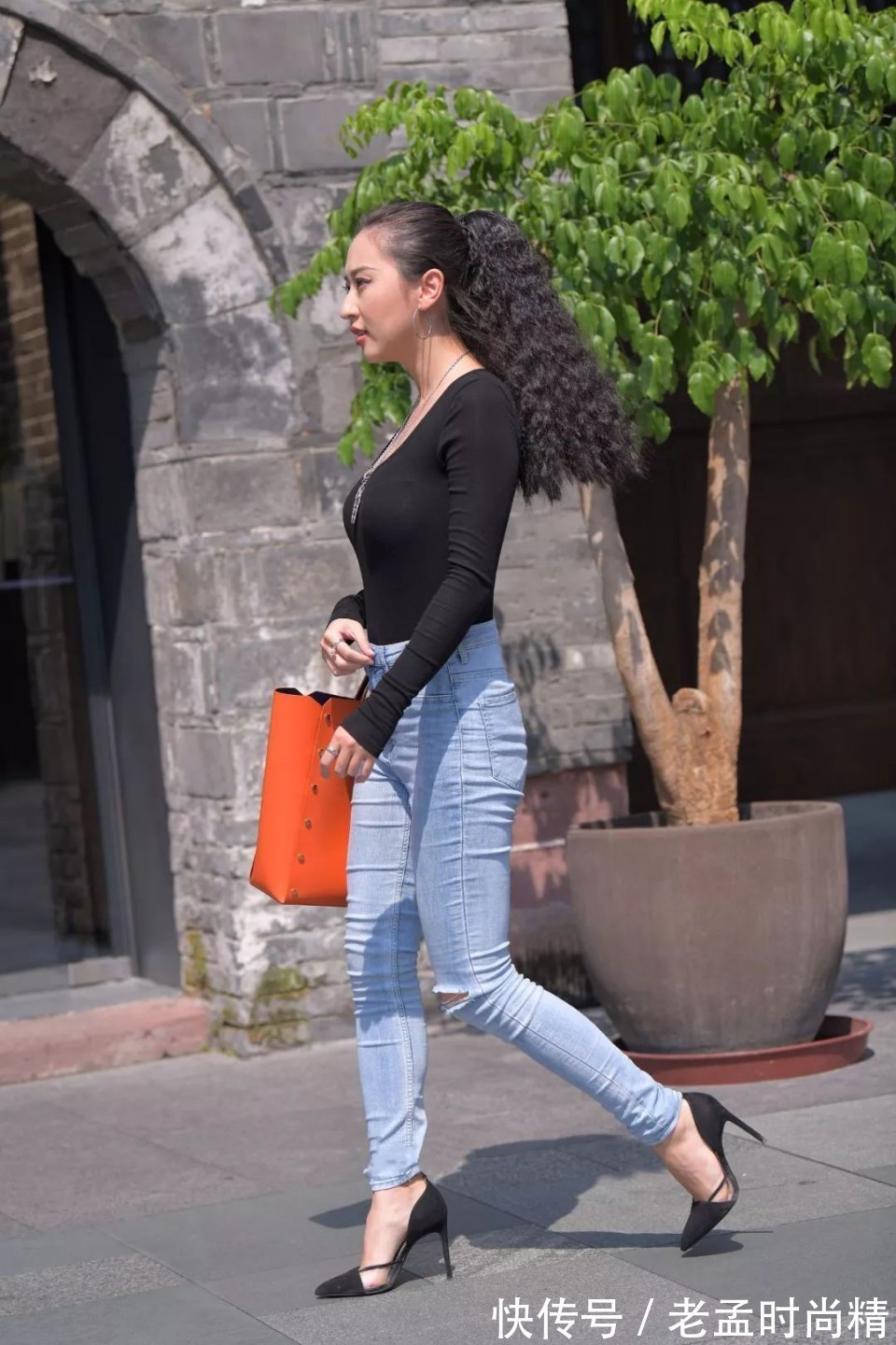 搭配|入秋了时尚女生的简单搭配,黑色打底衫配牛仔裤,简约大方有气质