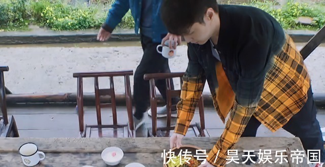 张艺兴|黄磊的“葱油拌面”能申请吉尼斯看到张艺兴的剩饭,瞬间明白了