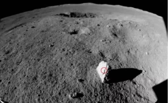 月球上出现外星遗址?嫦娥四号发现一块“石碑”,上面文字已消失