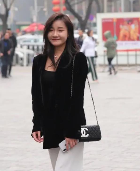 魅力|街拍:香草美人的美女,黑色背心配蓝色休闲裤,魅力气质共存