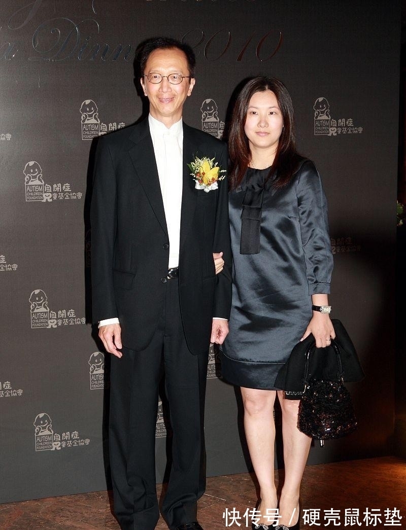 深色系 伏明霞真不像阔太太,站在老公身边穿得挺朴素,深色穿搭真低调