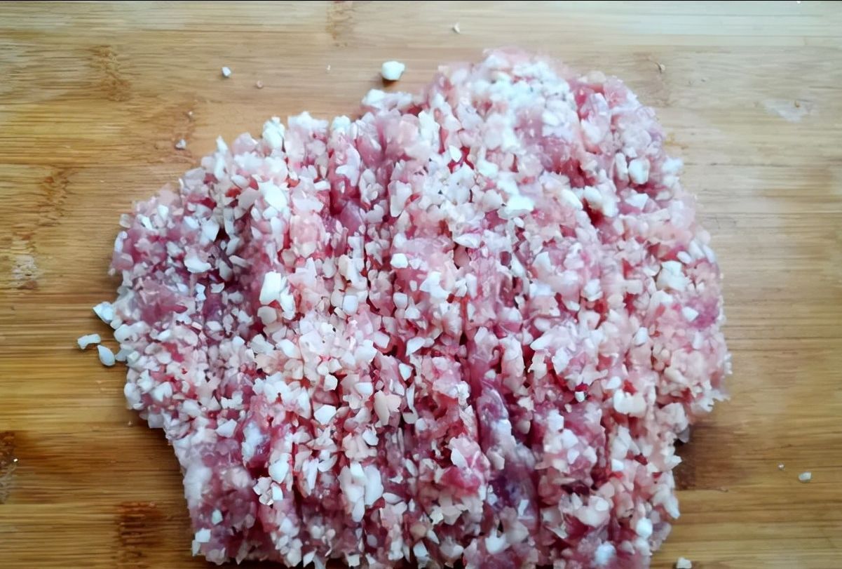 西兰花|这种水果2块钱1斤,猪肉加它做丸子,清甜爽口不油腻,越吃越香