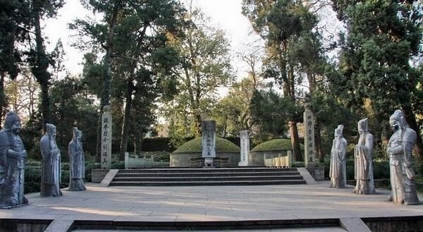 她是秦桧后人,因在秦桧墓前写下“一句名联”,从此名满天下!