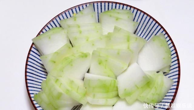 老公晚餐一人在家吃,煮一锅蔬菜香喷喷,我吃过饭还跟着吃了不少