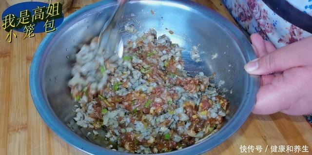 想吃小笼包不用出去买,教你方法在家做,蓬松渲软特别好吃