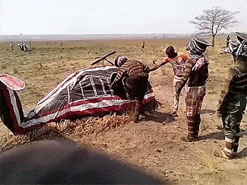 |搞笑GIF:学会这招,以后再也不怕车子在泥地里打滑了