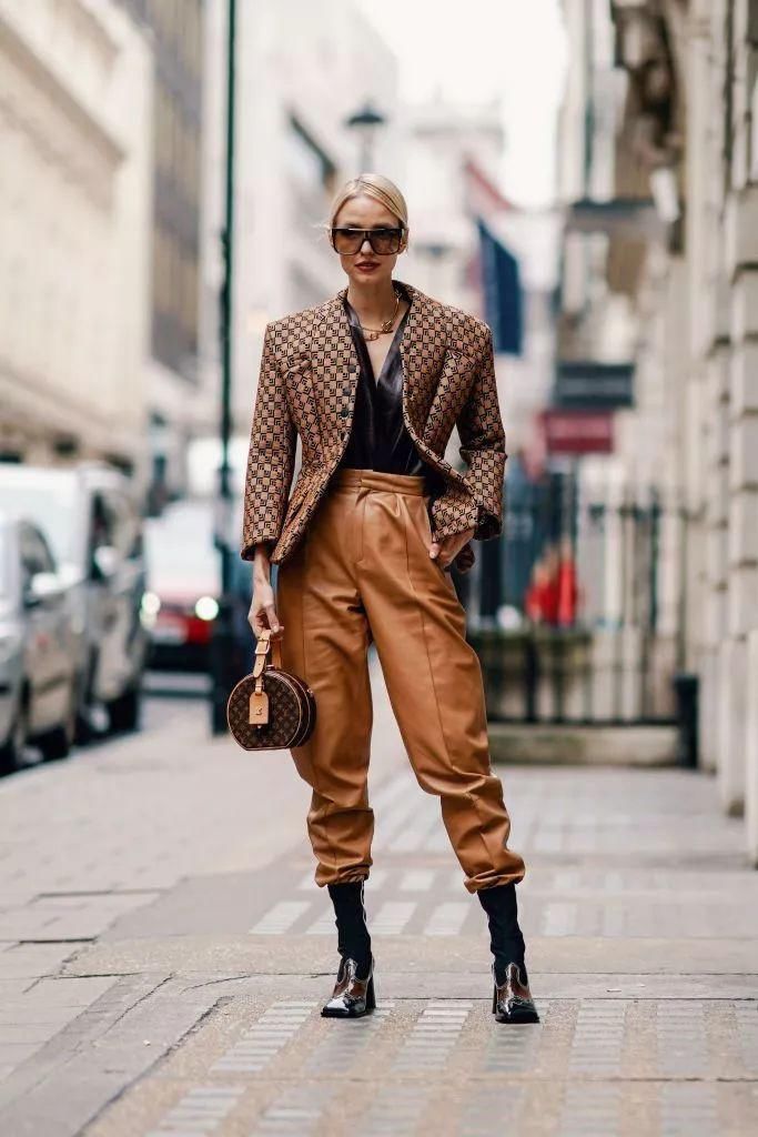  纸袋裤|别老穿阔腿裤了，今年秋冬这4条裤子最流行！