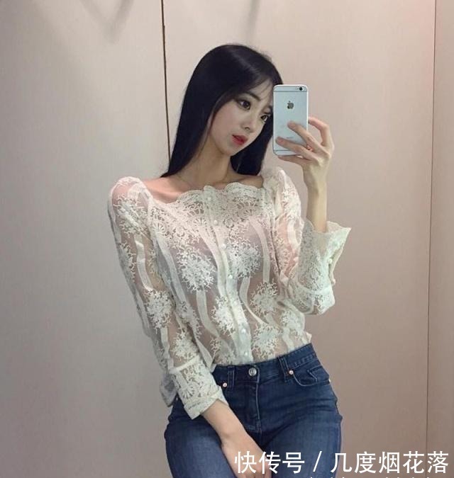 牛仔裤美女的穿搭让气质满满呈现,突显长腿