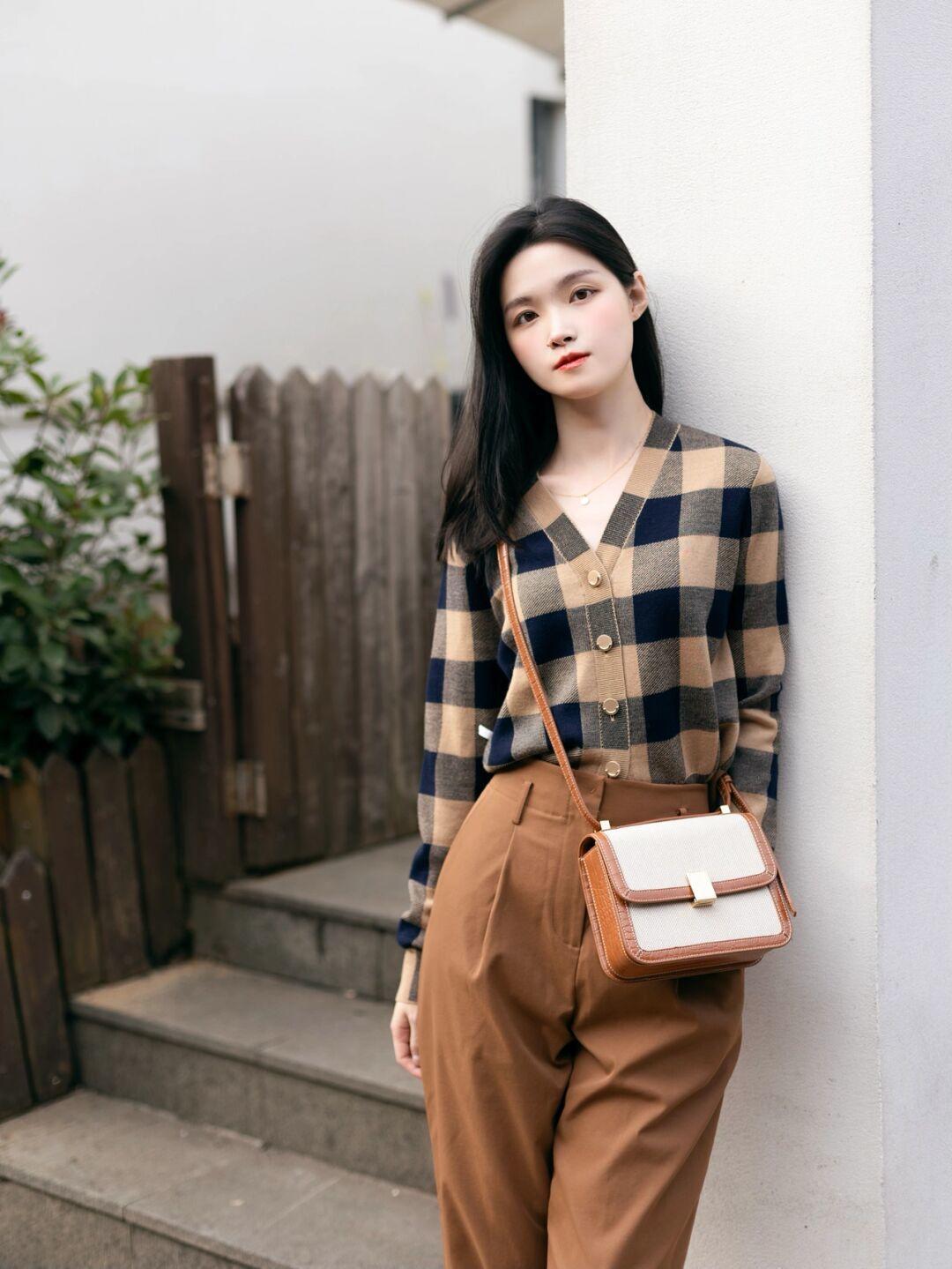 穿搭|冬天想要穿出甜美可爱风,少不了一件米白色毛衣的搭配,搭配卡其色半身裙,更加温柔!