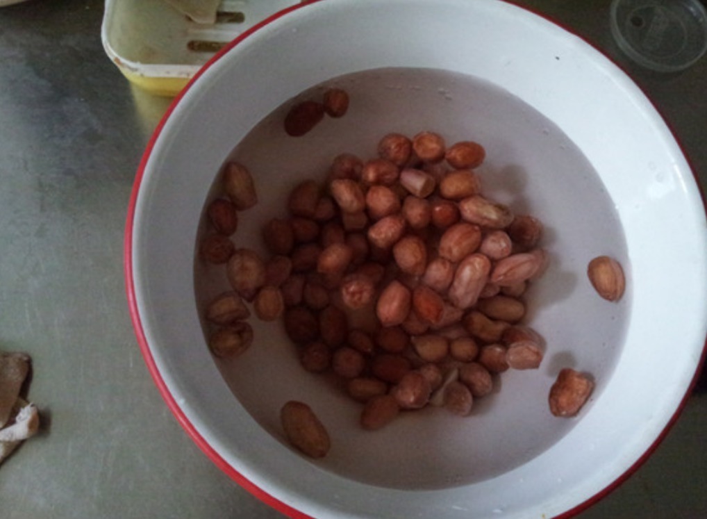 煮花生米别再傻傻加水，只需加一瓶“饮料”，花生入味还贼香！