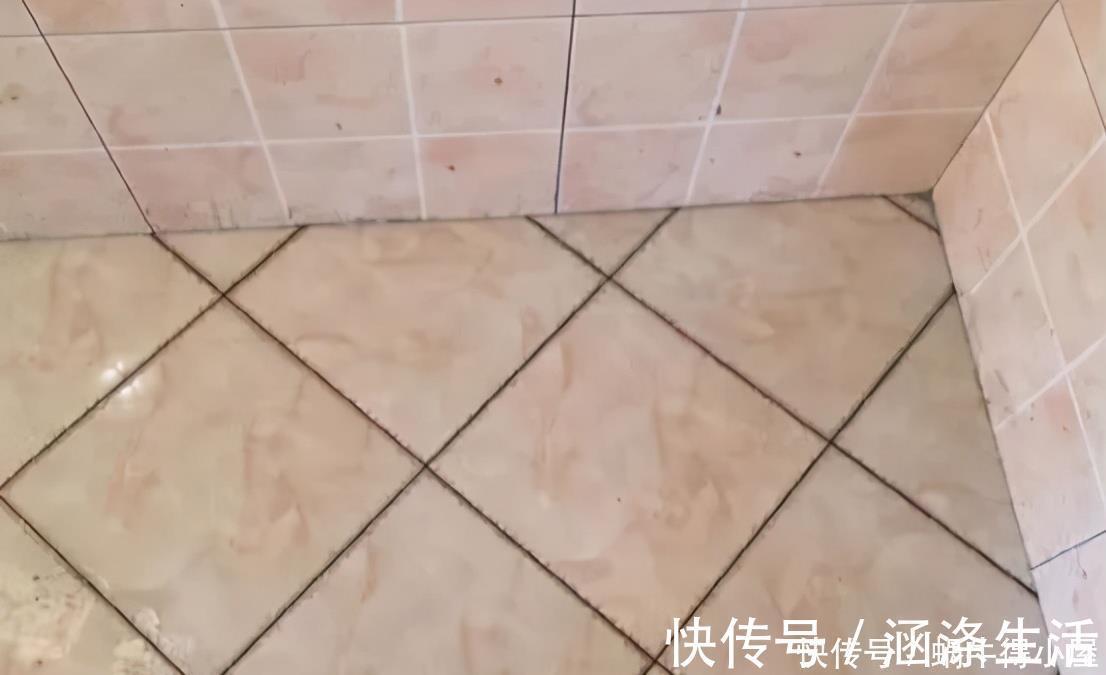 等着我|卫生间贴瓷砖时,我坚持在瓷砖下面空一行,师傅一听:遇到行家了