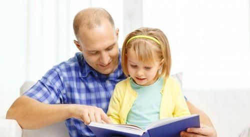 睡着|地铁上,女乘客靠着爸爸睡着,宝宝接下来的反应让人哭笑不得