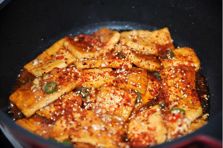 豆腐的做法多样，试试如此下饭的做法，看着就让人流口水