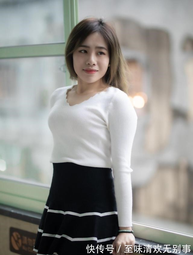 知性 温柔纯洁的白色针织衫搭配深蓝色高腰A字裙,简约干练又知性优雅!