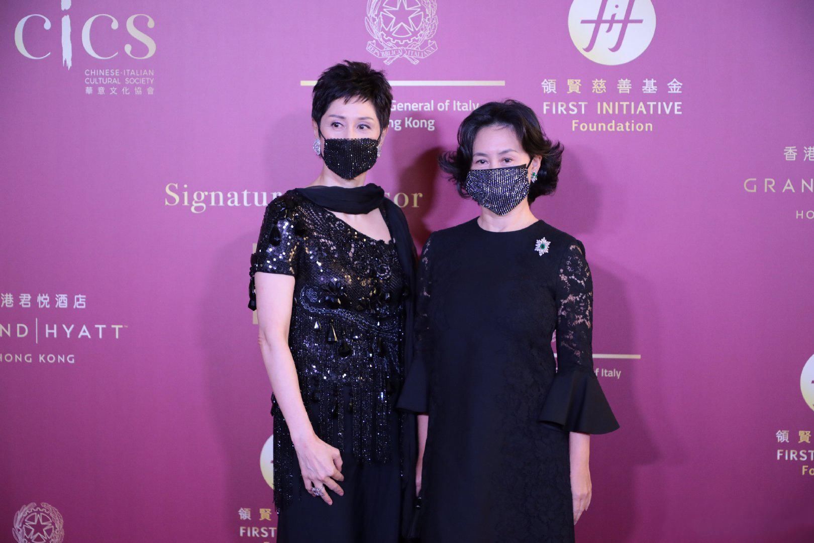 何超琼|58岁何超琼再次艳压群芳,黑色蕾丝裙配飞尾短发,胸针显真名媛