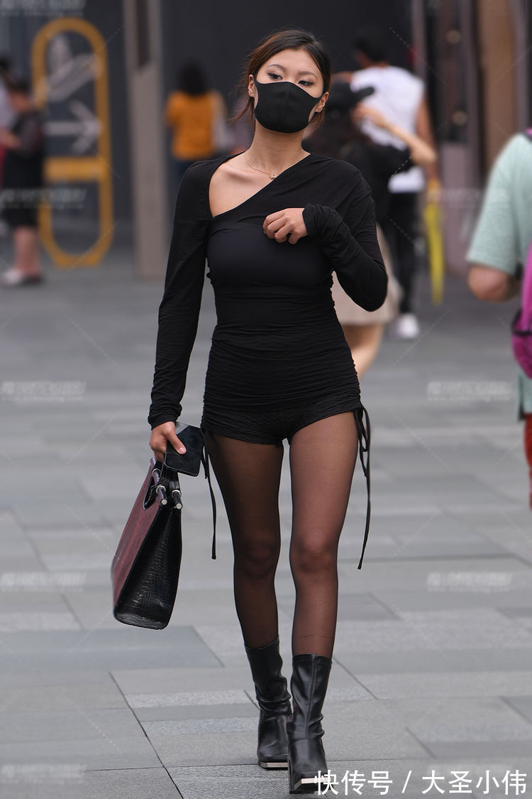 搭配|美女街拍:一身黑色系的搭配,穿出了时髦大方的美,让穿搭变得时尚又显个性