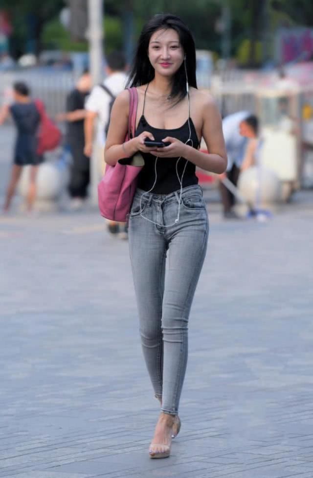 青春活力的牛仔裤搭配，不凡的丽人气质，舒适美观唯美大方