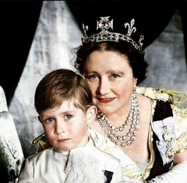 威廉|有妈的孩子像块宝:70岁查尔斯看球睡着,92岁女王微笑不忍叫醒他