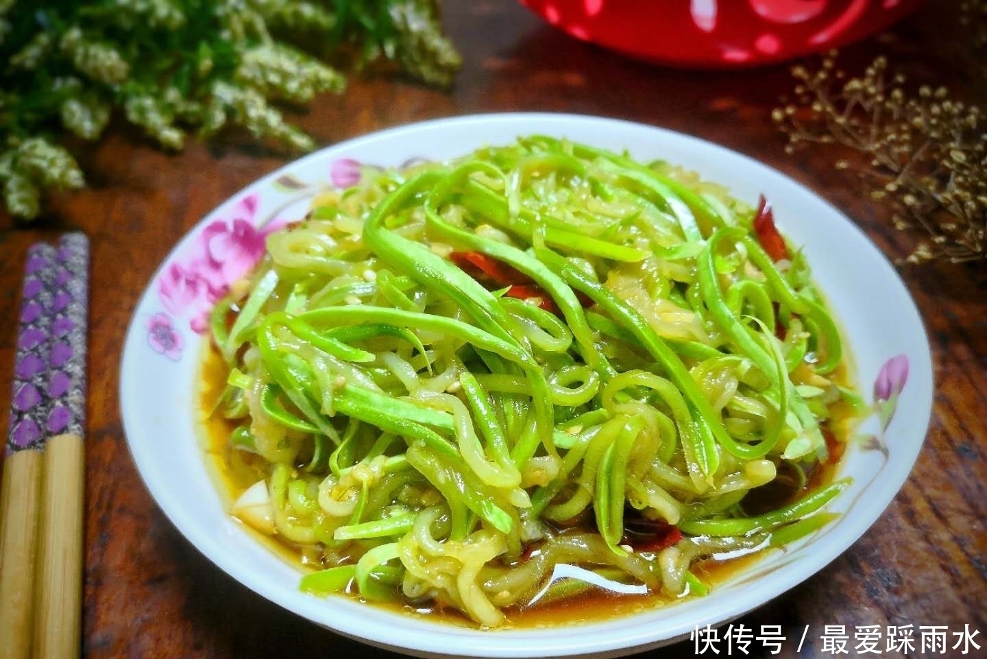 秋天吃这菜正当季,一斤2块钱,洗洗拌拌就能吃,女人常吃皮肤好