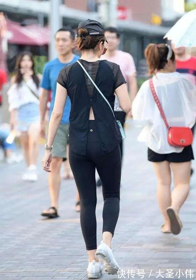 一字 美女街拍:牛仔裤穿出高级感,增添女性甜美气息,耐看又不过时