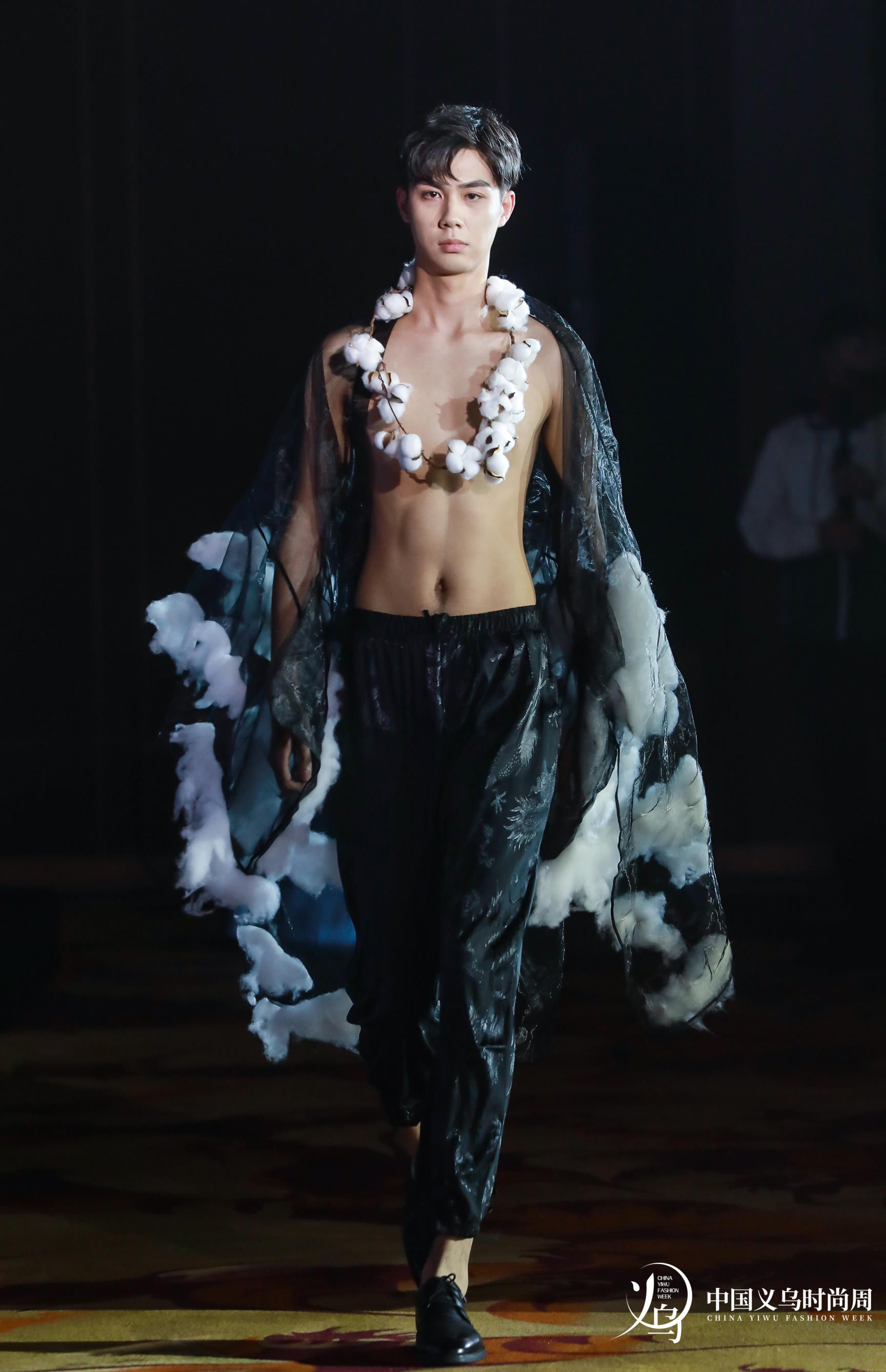 古阿新《云起时》时装秀 助力首届中国义乌时尚周发布会