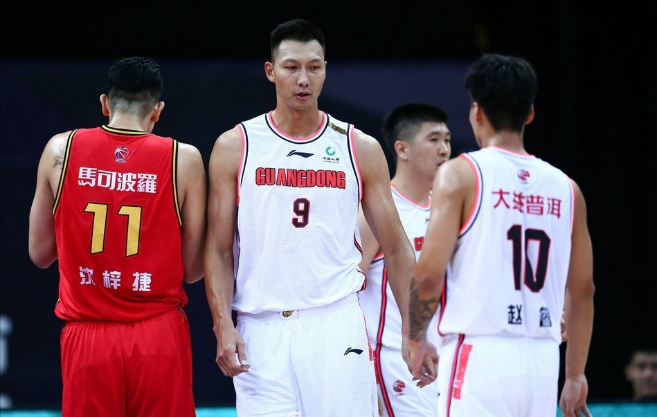 cb易建联打7分钟紧急受伤下场,杜锋深夜摊牌,宏远核心伤病大反转