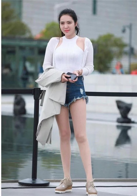 街拍：身穿牛仔热裤肉丝美女，修长美腿彰显模特身材