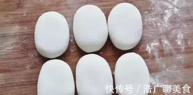 糯米粉最好吃的做法，开水一烫，大刀一切，全家人都有爱吃