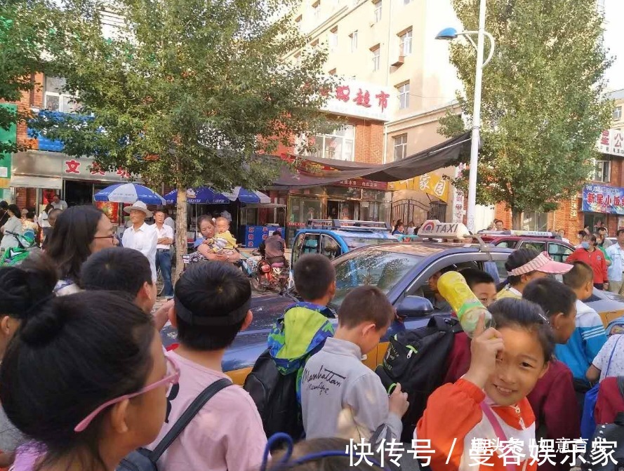 姥爷|谁来接送孩子上下学，其实说明了很多家庭的问题，第一种是最合适