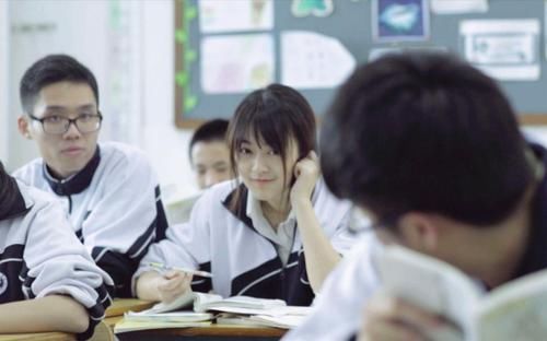 普及性|妈妈发现女儿早恋,立刻拉着她逛街买衣服,回家后孩子断了念想