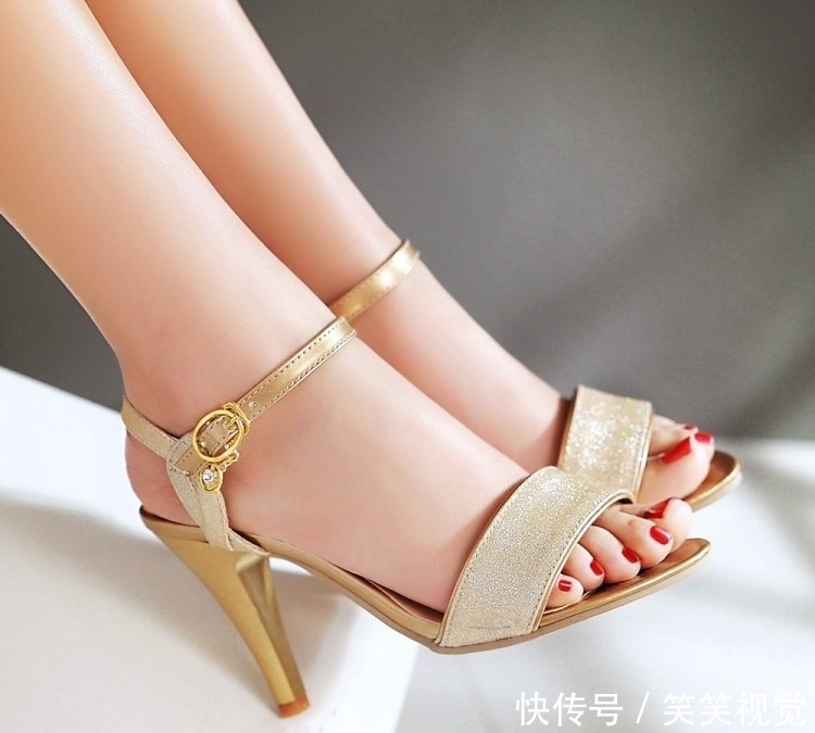 时尚|高跟凉鞋独占鳌头,是最具女人味的时尚单品