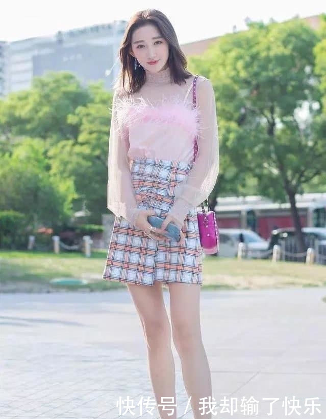 活力|街拍:小姐姐活力四射的穿搭与迷人的气质相呼应,展示出不一样的