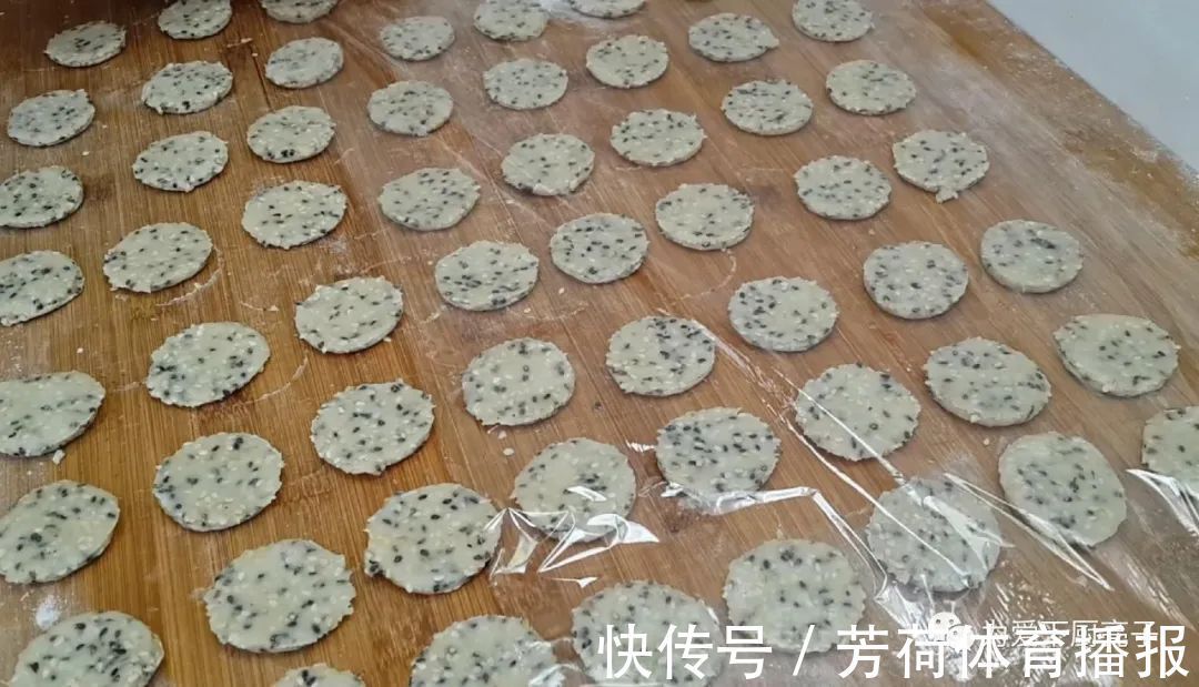 黑芝麻|芝麻饼干新做法,锅里一烙,松软香甜不加油,没烤箱也能一次成功