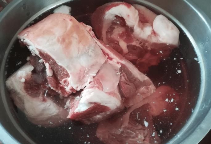  炖羊肉，调料不是越多越好！只加2样，羊肉软烂羊汤鲜美，没膻味