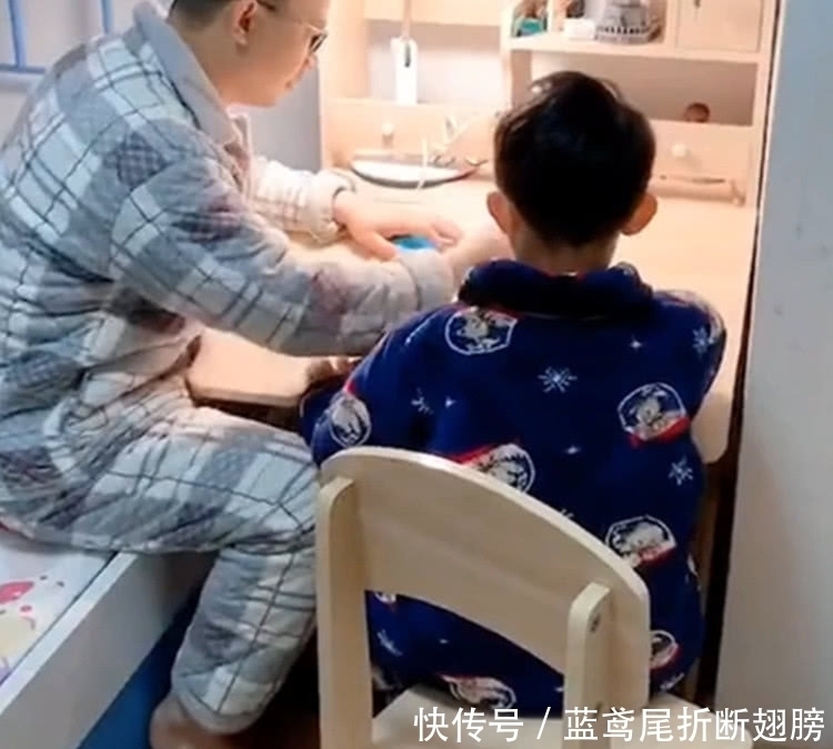 武器|爸爸陪儿子写作业,手上的武器亮了,还不赶紧写作业!