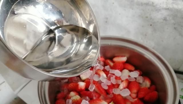 煮草莓罐头放白糖和冰糖有那么重要吗大厨我来教你,一锅不够