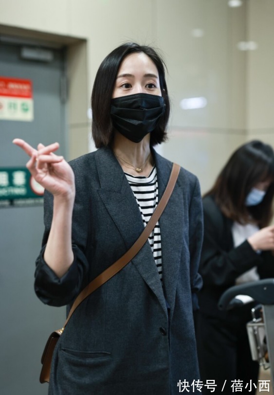 穿搭|张钧甯穿得越简约越高级,西装内搭条纹T恤,再穿阔腿裤时髦洋气