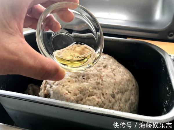 坚果|这才是真正的黑面包，超多的杂粮坚果，无黄油不揉膜，又香又顶饿