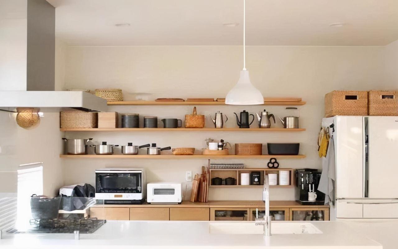 隔板|建议大家：不要在厨房里装吊柜！如今流行这样设计，实用还很省钱