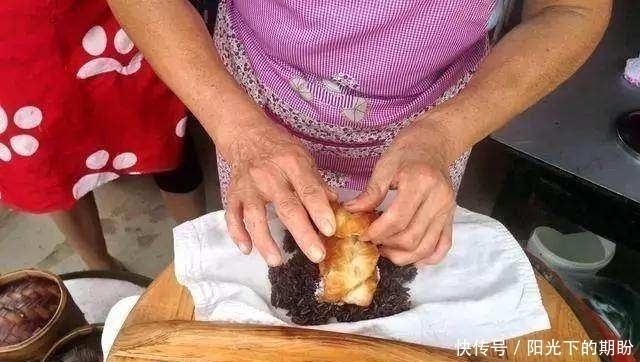 大妈|大妈街头卖这小吃，出摊2个小时，3块钱一个，一天能卖五大桶！