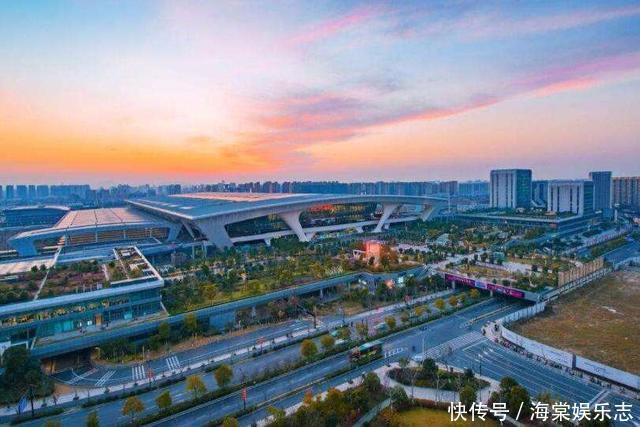 广州“巨无霸”火车站,斥资130亿修建,是天安门广场的30倍