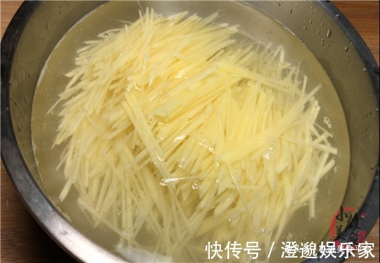 水冲|炒土豆丝时，先用水冲就错了！教你饭店大厨的诀窍，脆嫩不粘锅