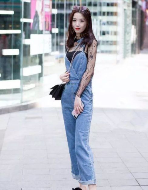 夏日|走在夏日的街头,齐肩短发的小姐姐,看上去充满着魅力