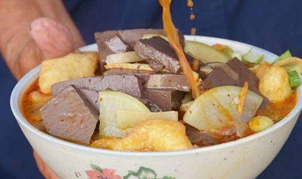 爷爷|爷爷街边卖8元管吃饱,顾客这良心价格,给多2块也没事