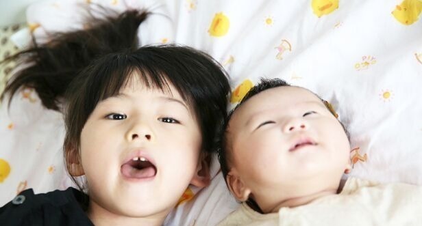 哥哥|妹妹睡午觉把被子踢了,哥哥怕妹妹冷裹成“粽子”,网友:萌化了