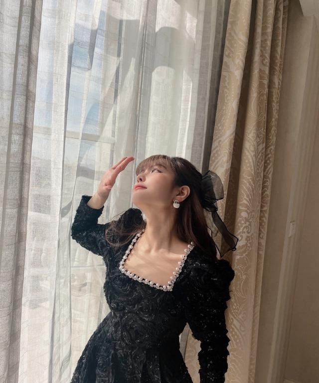 连衣裙|周扬青“名媛式”穿搭真迷人, 黑短裙风格减龄又显腿, 千金风好绝