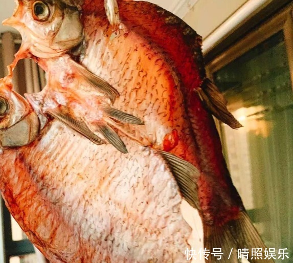 腌腊鱼，别直接抹盐！大厨教你2招，鱼肉鲜香入味，放再久不变质