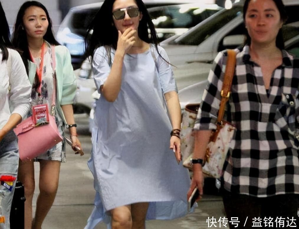 国外产妇直播生娃，不走寻常路用手拽出来，网友：不愧是战斗民族